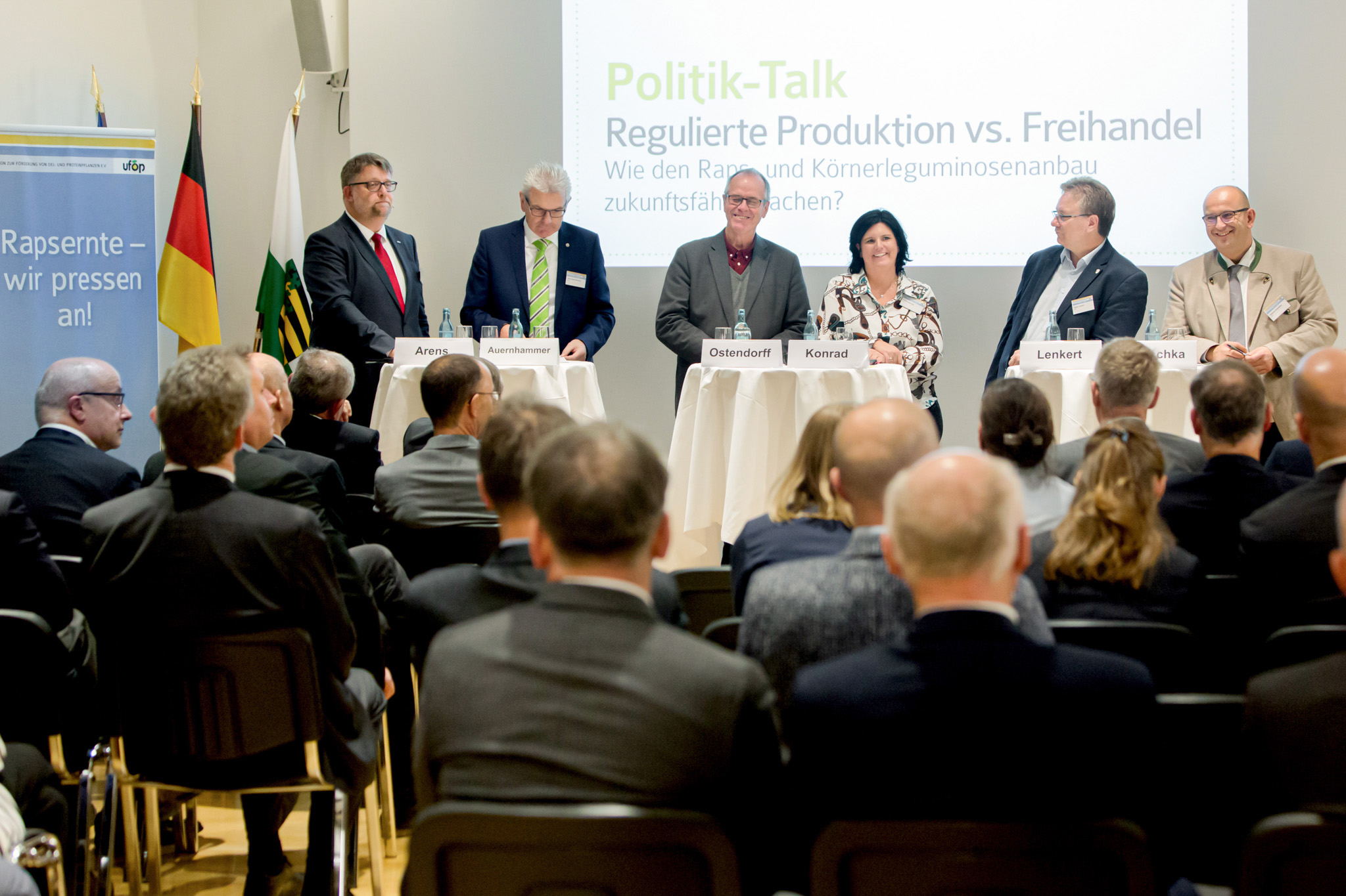 Die Teilnehmer des Politik-Talks (v.li.n.re): UFOP-Geschäftsführer Stephan Arens (Moderation), Artur Auernhammer (CDU/CSU), Friedrich Ostendorff (B‘90/Die Grünen), Carina Konrad (FDP), Ralph Lenkert (DIE LINKE), Stephan Protschka (AfD)